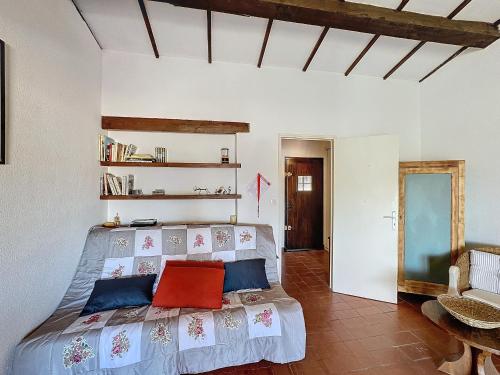 - une chambre avec un lit doté d'oreillers bleus et rouges dans l'établissement Studio avec balcon et parking, proche plage - FR-1-475-168, à Saintes-Maries-de-la-Mer