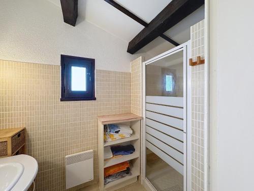 une salle de bain avec un lavabo, des toilettes et un miroir dans l'établissement Studio avec balcon et parking, proche plage - FR-1-475-168, à Saintes-Maries-de-la-Mer