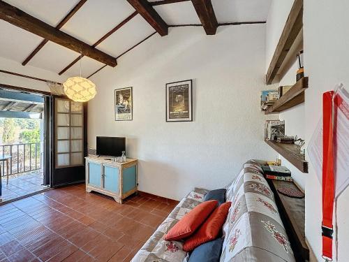 un salon avec un canapé et un bureau dans l'établissement Studio avec balcon et parking, proche plage - FR-1-475-168, à Saintes-Maries-de-la-Mer