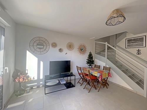 un salon avec une table et une salle à manger dans l'établissement Maison neuve climatisée pour 4 pers. aux Saintes-Maries-de-la-Mer - FR-1-475-167, à Saintes-Maries-de-la-Mer