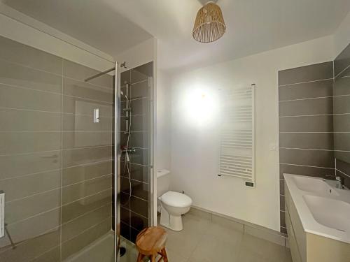 une salle de bain avec toilettes, lavabo et douche dans l'établissement Maison neuve climatisée pour 4 pers. aux Saintes-Maries-de-la-Mer - FR-1-475-167, à Saintes-Maries-de-la-Mer