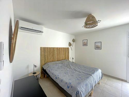 une chambre avec un lit dans une pièce blanche dans l'établissement Maison neuve climatisée pour 4 pers. aux Saintes-Maries-de-la-Mer - FR-1-475-167, à Saintes-Maries-de-la-Mer
