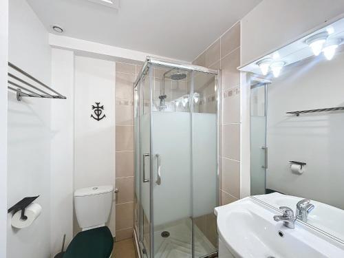 une salle de bain avec une douche, des toilettes et un lavabo dans l'établissement Appartement 2 pièces proche centre, clim, terrasse - FR-1-475-169, à Saintes-Maries-de-la-Mer