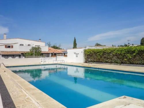 une grande piscine avec de l'eau bleue dans l'établissement Maison avec piscine et parking en Camargue - FR-1-475-171, à Saintes-Maries-de-la-Mer