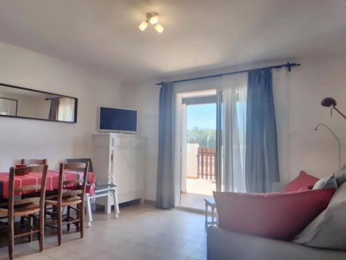 un salon avec un canapé et une salle à manger dans l'établissement Appartement 7 pers. avec terrasse aux Saintes-Maries - FR-1-475-172, à Saintes-Maries-de-la-Mer