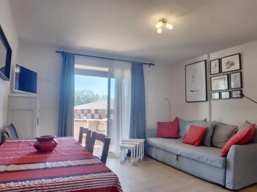 un salon avec un canapé et une table dans l'établissement Appartement 7 pers. avec terrasse aux Saintes-Maries - FR-1-475-172, à Saintes-Maries-de-la-Mer