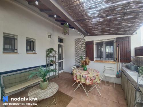 Cette chambre dispose d'une terrasse avec une table et des chaises. dans l'établissement Appartement 3 pers, climatisation, animaux admis - FR-1-475-170, à Saintes-Maries-de-la-Mer