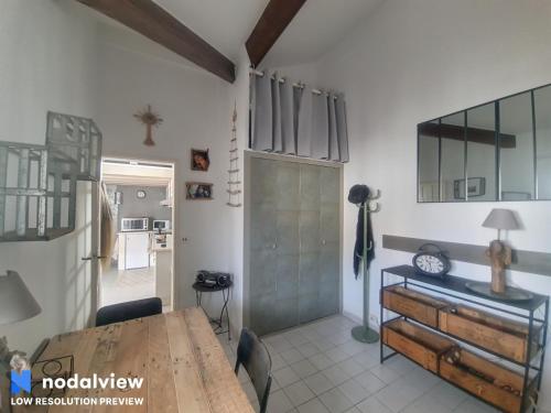 une salle à manger avec une table et une cuisine dans l'établissement Appartement 3 pers, climatisation, animaux admis - FR-1-475-170, à Saintes-Maries-de-la-Mer