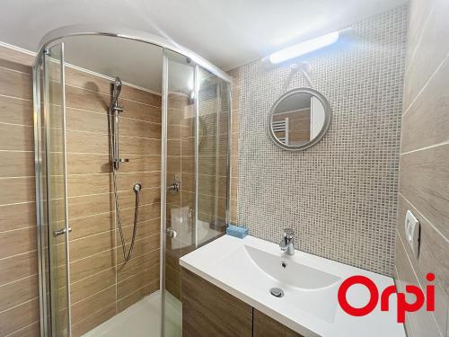 une salle de bain avec douche et lavabo dans l'établissement Studio charmant, climatisé, dans un ancien palace à Menton - FR-1-647-45, à Menton