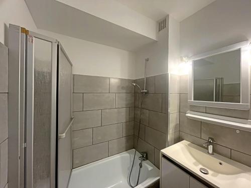 une salle de bain avec une baignoire, un lavabo et une douche dans l'établissement Appartement 4 pers avec cour sud aux Saintes-Maries-de-la-Mer - FR-1-475-179, à Saintes-Maries-de-la-Mer