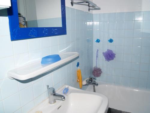 une salle de bain avec un lavabo, une baignoire et un miroir dans l'établissement Studio climatisé pour 4 personnes à 500m de la mer - FR-1-475-173, à Saintes-Maries-de-la-Mer