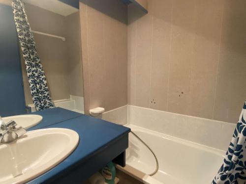 une salle de bain avec un lavabo et une baignoire dans l'établissement Duplex 2 pièces avec terrasse et piscine à Balaruc-les-Bains - FR-1-553-300, à Balaruc-les-Bains