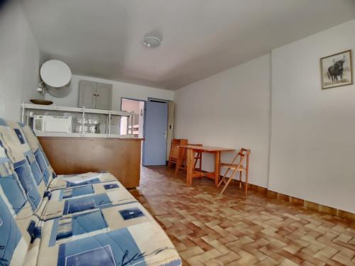 un salon avec un lit et une cuisine dans l'établissement Studio 4 pers avec Parking aux Saintes-Maries-de-la-Mer - FR-1-475-176, à Saintes-Maries-de-la-Mer