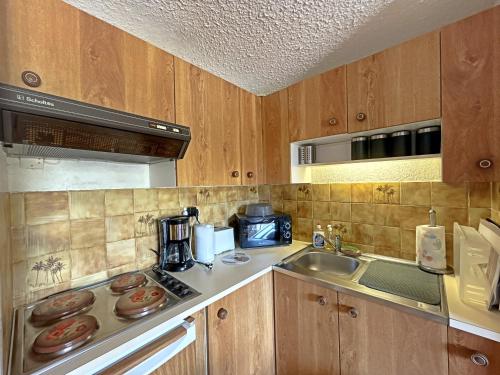 une cuisine avec un évier et une cuisinière four supérieur dans l'établissement Appartement 2-3 pers avec Parking aux Saintes-Maries-de-la-Mer - FR-1-475-178, à Saintes-Maries-de-la-Mer