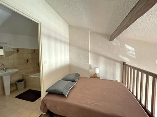 une chambre avec un lit et une salle de bain avec un lavabo dans l'établissement Appartement 2-3 pers avec Parking aux Saintes-Maries-de-la-Mer - FR-1-475-178, à Saintes-Maries-de-la-Mer