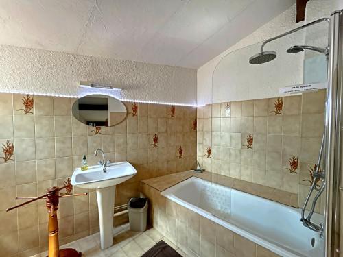 une salle de bain avec un lavabo et une baignoire dans l'établissement Appartement 2-3 pers avec Parking aux Saintes-Maries-de-la-Mer - FR-1-475-178, à Saintes-Maries-de-la-Mer
