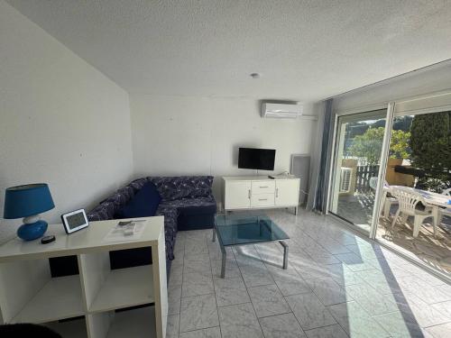 Photo de la galerie de l'établissement T2 confort en RdC avec terrasse, animaux admis - FR-1-749-84, au Cap d'Agde