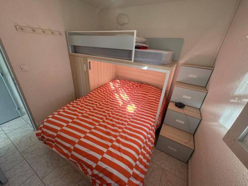 Photo de la galerie de l'établissement T2 confort en RdC avec terrasse, animaux admis - FR-1-749-84, au Cap d'Agde