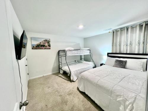 Postel nebo postele na pokoji v ubytování Spacious 4-bedroom house,6beds with office space