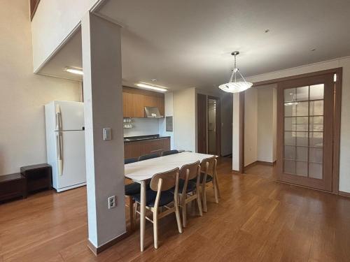 a kitchen and dining room with a table and chairs at Jeongseon Mayhills Resort in Jeongseon