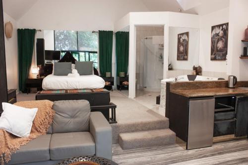 Un lugar para sentarse en Gallery Walk Chalets - Tamborine Mountain