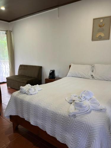 a bedroom with a bed with towels on it at Hotel y Restaurante El Páramo in San Rafael Norte