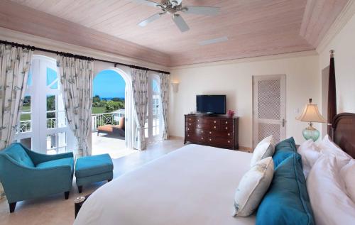 um quarto com uma cama grande e uma varanda em Royal Westmoreland, Mahogany Drive 7 by Island Villas em Saint James