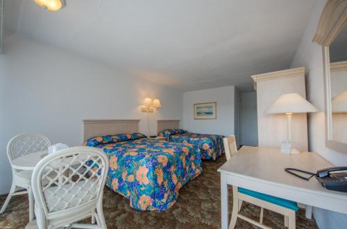 Giường trong phòng chung tại Tangiers Resort Motel