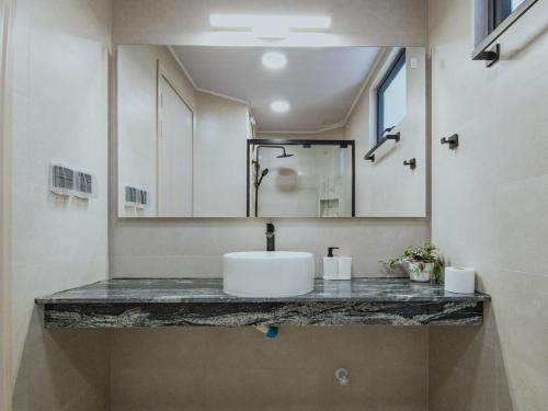 Ένα μπάνιο στο Biosphere Hulhumale, Luxury 1BHK with Ocean View