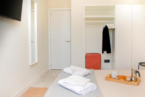 een kamer met een tafel met twee witte handdoeken erop bij The Blue Tajinaste in Caleta De Fuste