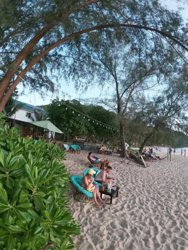 two children sitting on the beach in the sand at Paradise Sunset Beach in Koh Rong Sanloem