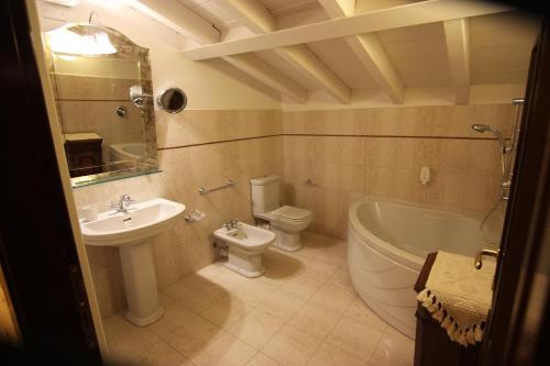 Bilik mandi di Hotel Villa Giona