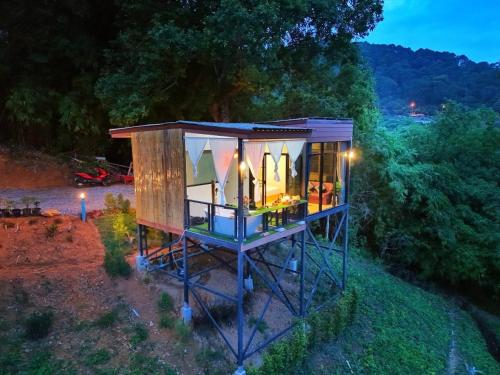 an overhead view of a tiny house on a hill at ภูสิริ โฮมสเตย์ in Ban Thung Phan Ha