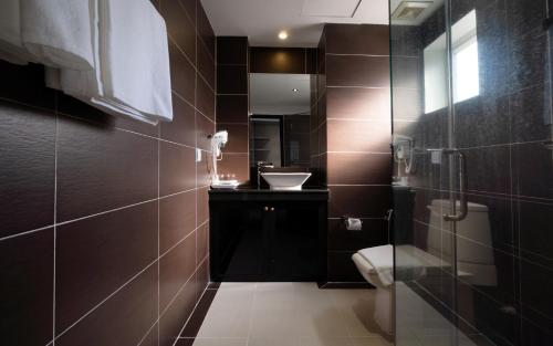 Un baño de F L G Hotel