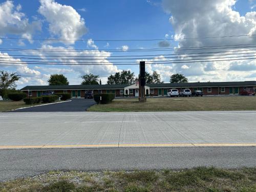Gambar di galeri bagi Hillcrest Motel by Oyo Aurora near Lawrenceburg di Aurora