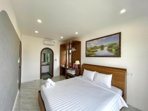 a bedroom with a large white bed in a room at Biệt thự 4 Phòng Ngủ Novaworld Phan Thiết in Bình Tú