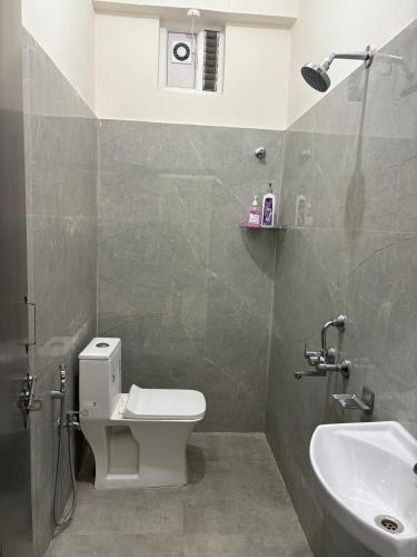 Ένα μπάνιο στο Spacious 2BHK 5 mins from HITEX Perfect for Families Exhibitors