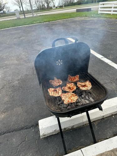 Kemudahan BBQ tersedia untuk tetamu di motel