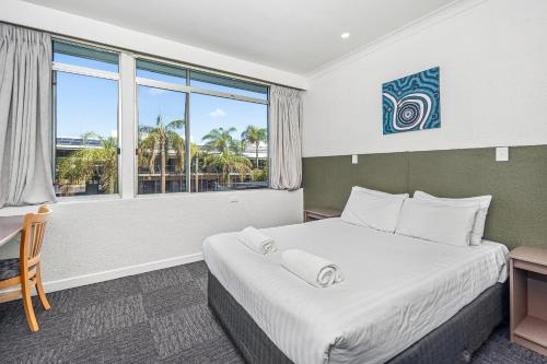 Ένα ή περισσότερα κρεβάτια σε δωμάτιο στο Diplomat Hotel Alice Springs