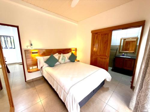 a bedroom with a large bed in a room at Sorento Holiday Apartments in Glacis
