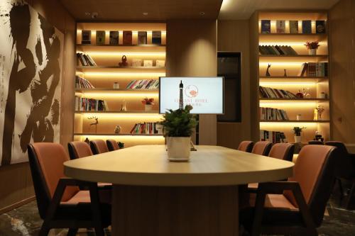 a conference room with a table and chairs at 西安隐逸雅致酒店The Elegant Hotel- 南二环店South 2ndRing Road in Xi'an
