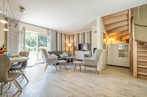 ツィングストにあるHuus Jetteのテーブルと椅子のあるキッチンとリビングルーム