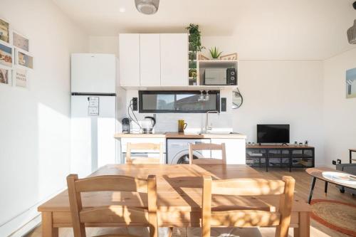 une cuisine et une salle à manger avec une table et des chaises en bois dans l'établissement FLC -Catalan Beach-Sea View- Clim - Terrace - Parking, à Marseille