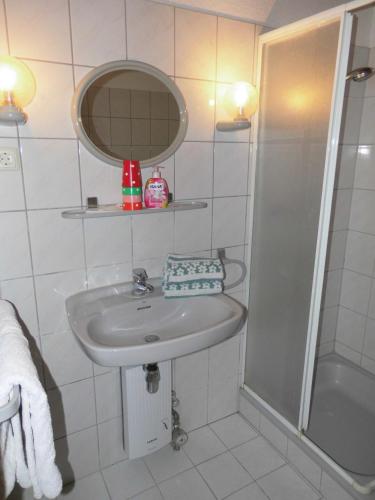 Ένα μπάνιο στο Ferienwohnung zur Weide