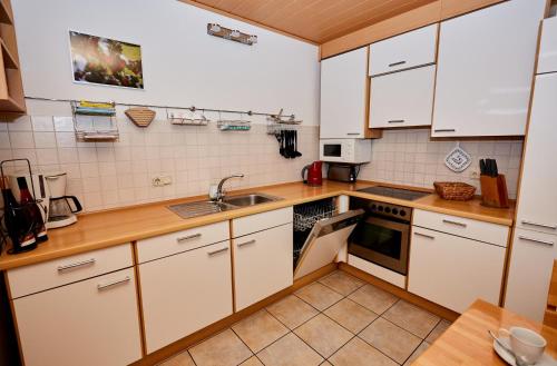 Η κουζίνα ή μικρή κουζίνα στο Ferienwohnung Leitges