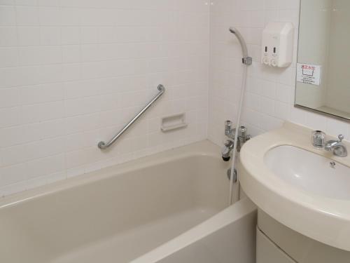 Bilik mandi di Tabist Hirosaki Touei Hotel