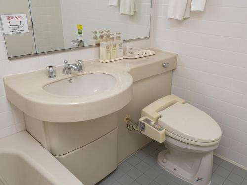 Bilik mandi di Tabist Hirosaki Touei Hotel