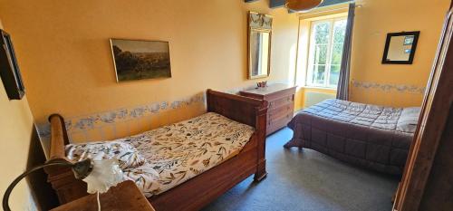 - une petite chambre avec un lit et un lit dans l'établissement Maison NORMANDE AUTHENTIQUE ERNESTINE, à Isigny-le-Buat