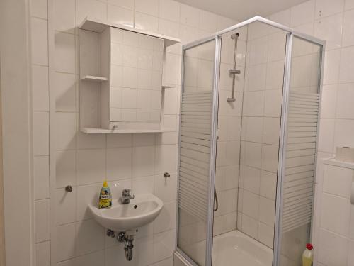 a white bathroom with a sink and a shower at Work and Stay Meinezhagen 5 schlafzimmer 10 betten, 2 badezimmer,150 qm in Meinerzhagen