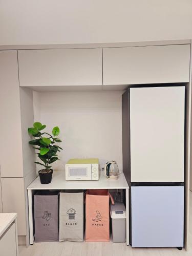 a kitchen with a counter with a microwave and boxes at New 패밀리 & 친구 여행 모임 청결하고 쾌적한 넓은 신축아파트 주차 편리 쓰리룸 in Bucheon